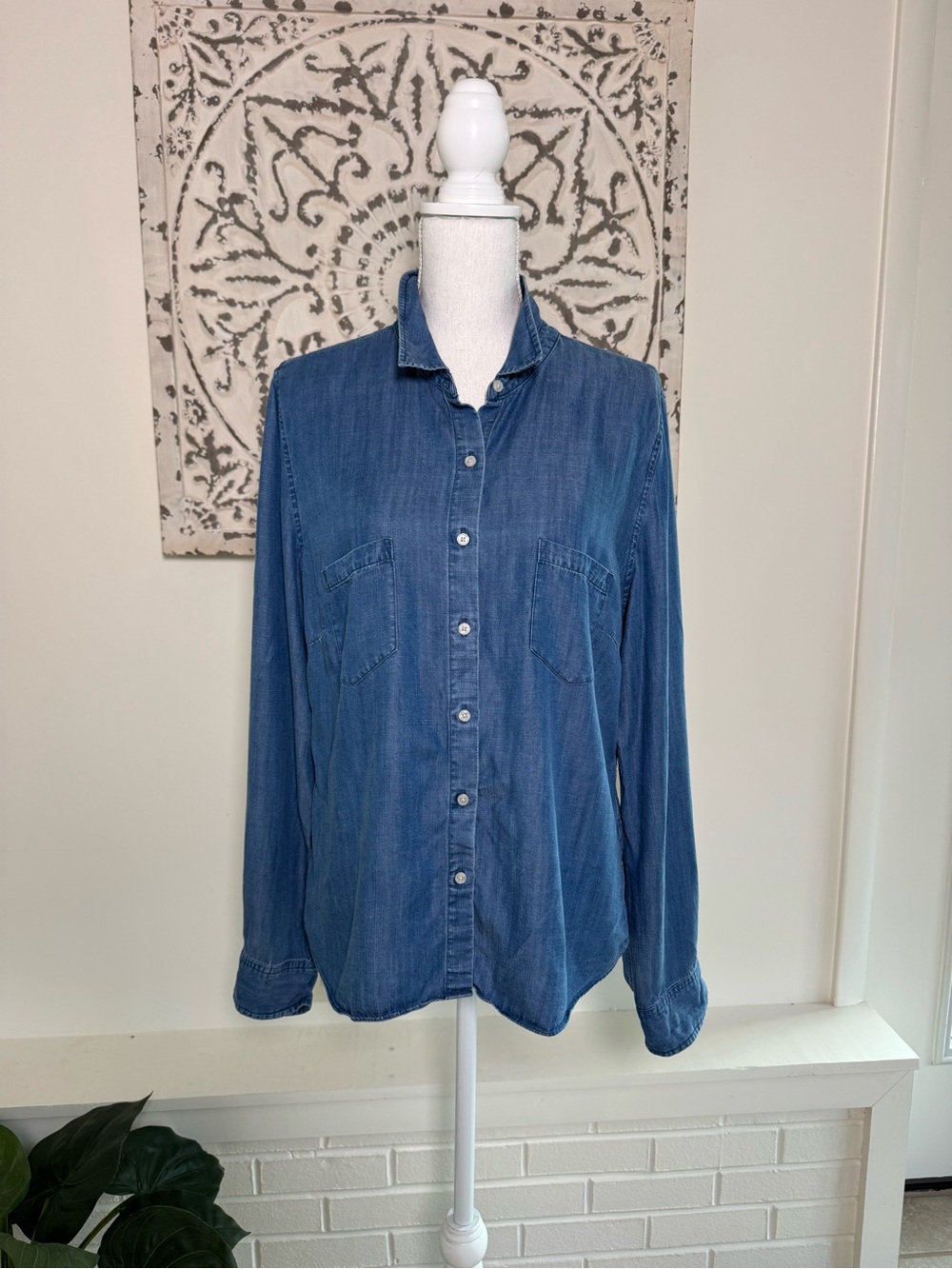 UNTUCKit Chambray Button Down Shirt Women’s Size 14 Lightweight Denim Top